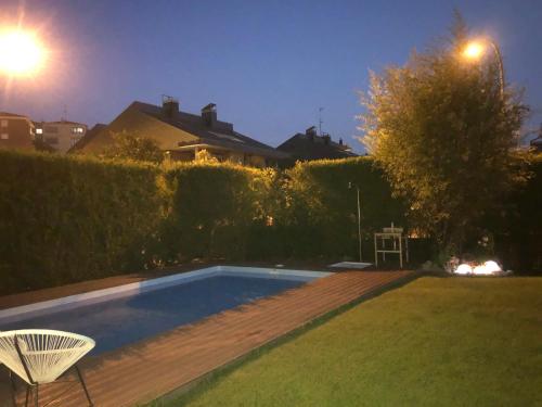 Bonita villa pareada con piscina privada