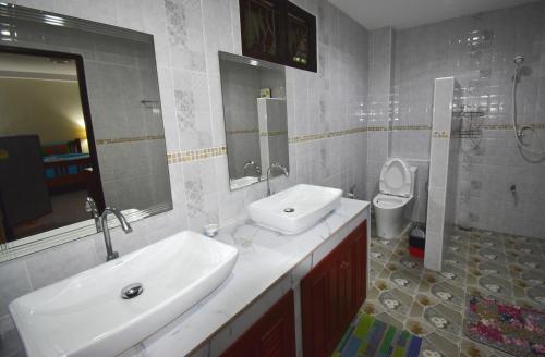 Bathroom, Kate House Bangsaphan in Bang Saphan