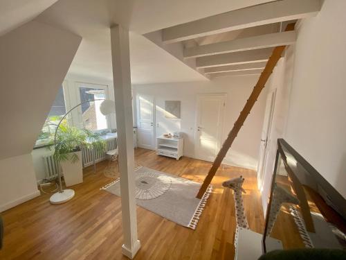 (Messe)Zimmer mit Bad und Ankleideraum + Parkplatz, Düsseldorf (Foto 4)