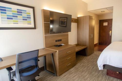 Holiday Inn Express Marshfield - Springfield Area, an IHG Hotel