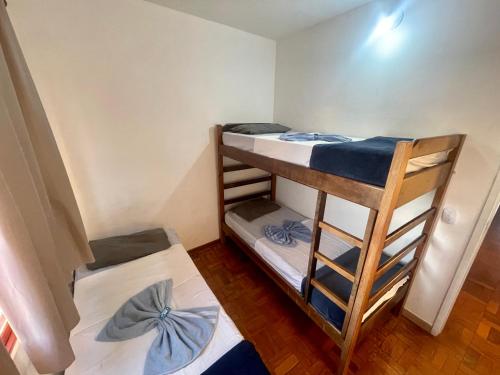 1 twin bed, 1 bunk bed
