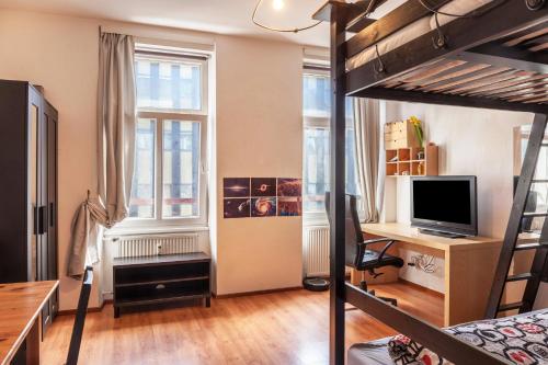 Cozy central apartment 1min train