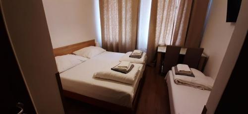 3 twin beds