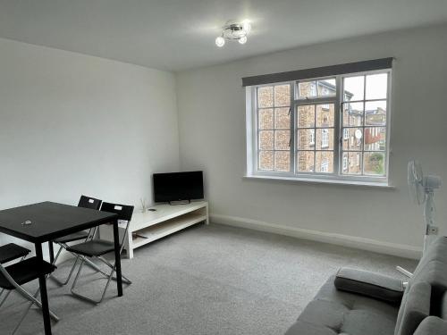 2 bedroom apartment 5min walk to station