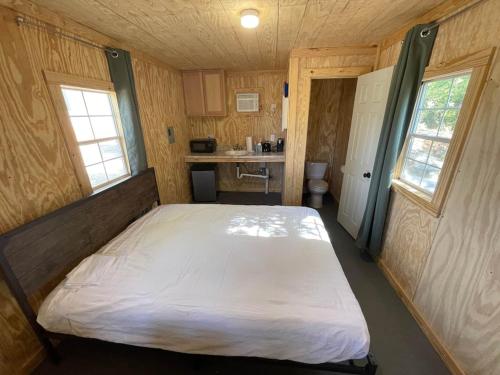 Reflection Cabin on Lake Godstone in Džeksboro (TX)