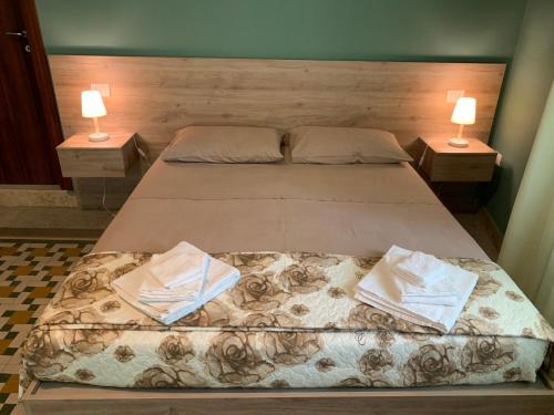 1 king bed, 1 twin bed