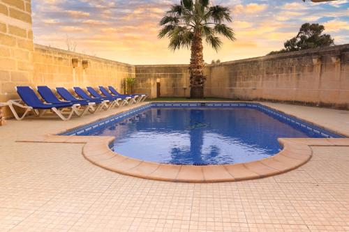 B&B Kerċem - Centre Island Holiday Home with private pool and hot tub - Bed and Breakfast Kerċem