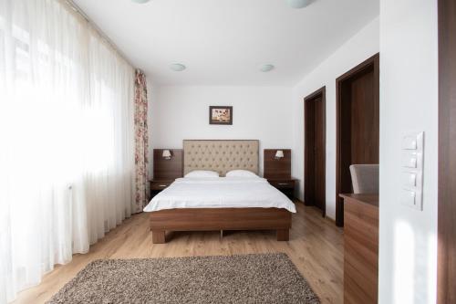 1 queen bed, 1 sofa bed