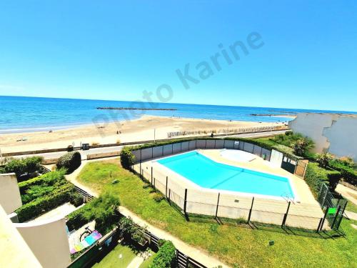 Appartement 1ere ligne piscine terrasse au bord de la plage front de mer avec 6 vélos