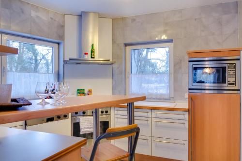 3 bedrooms, 11 beds