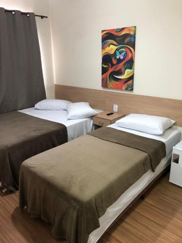 1 queen bed, 1 twin bed