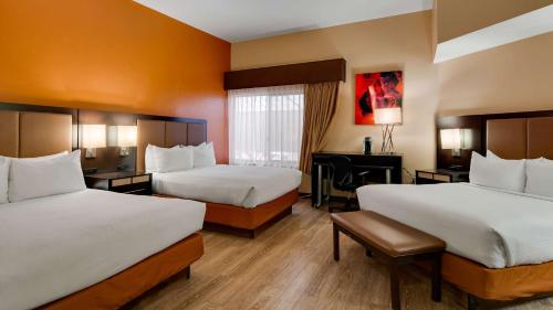 3 queen beds