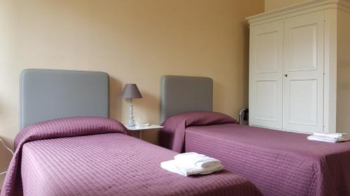 2 twin beds