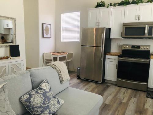 Beautiful Private Casita/Guesthouse w/ Kitchen, Access to Pool/Spa in Goodyear