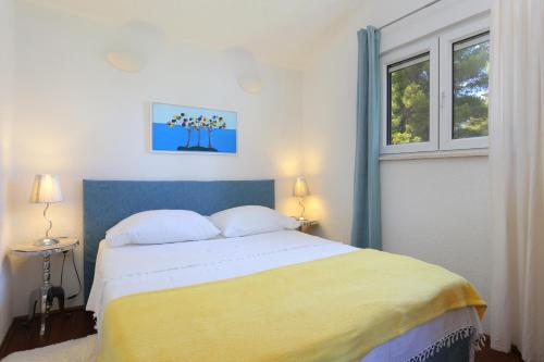 Apartments by the sea Okrug Donji Ciovo - 12502 - image 2