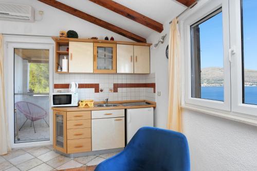 Apartments by the sea Okrug Donji Ciovo - 12502 - image 12