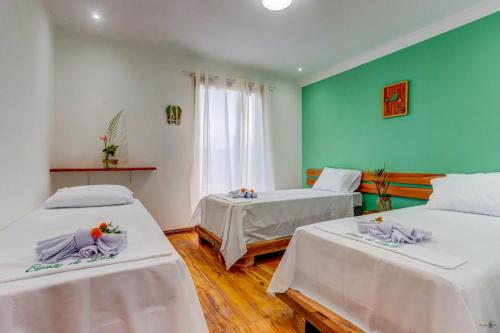 3 twin beds