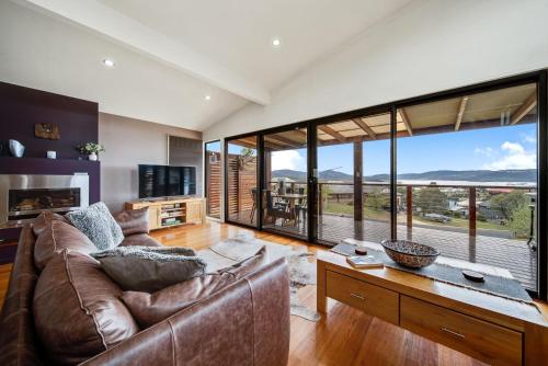 Ned Kellys Retreat Sophisticated style with modern convenience and magical outlook