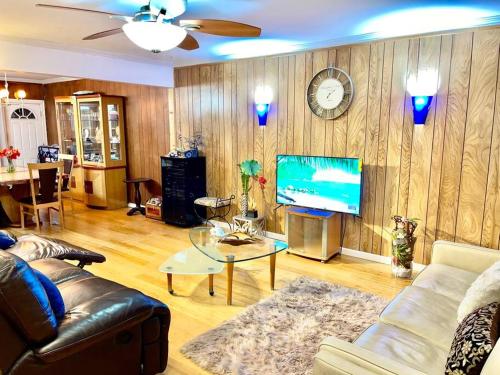 LGA airport 3 mins, 3 BR Duplex House, Parking and private backyard, 9mins subway! in East Elmhurst, USA
