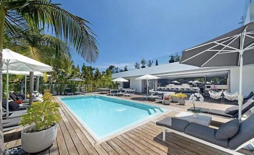 Impeccable Modern Mansion in Beverly Hills Flats