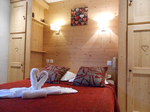 1 queen bed, 1 double bed, 2 twin beds