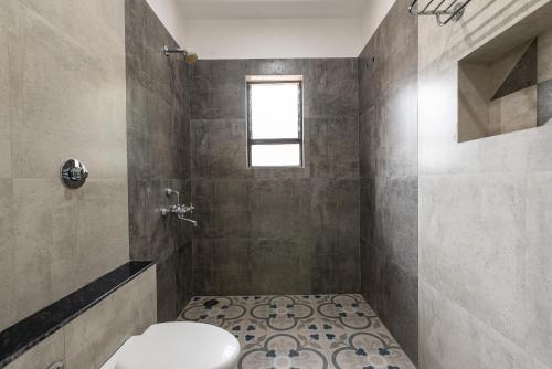 Six-Bedroom House image 10