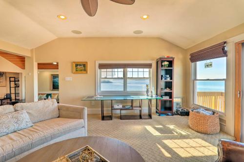 Waterfront Retreat with Deck about 7 Mi to Boston! in Winthrop, USA