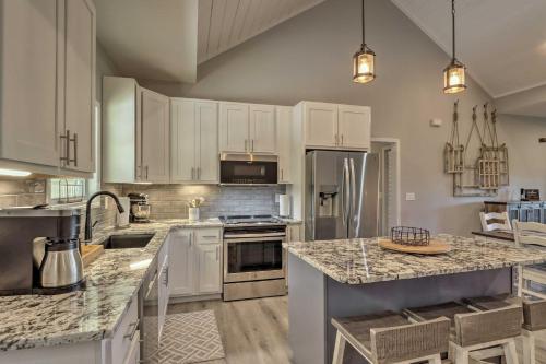 Modern Farmhouse with Exercise Room, Mtn Views in Blairsville, USA