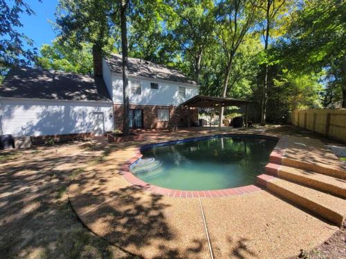 Large Modern Southern Pool Home Near Shops