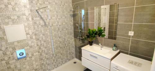 Bathroom, Suites Rive Gauche - DUPLEX Region FONTAINEBLEAU - Chez Marc in Cannes Ecluse
