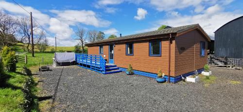 3 Bed Lodge w private Hot Tub on Animal Haven Farm in East Kilbride