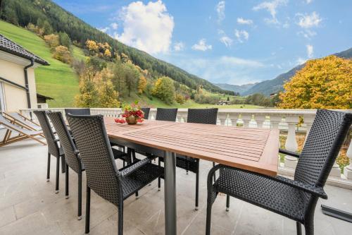 Alpen Living - 1 Stock Ganz - Apartment - Cadipietra / Steinhaus