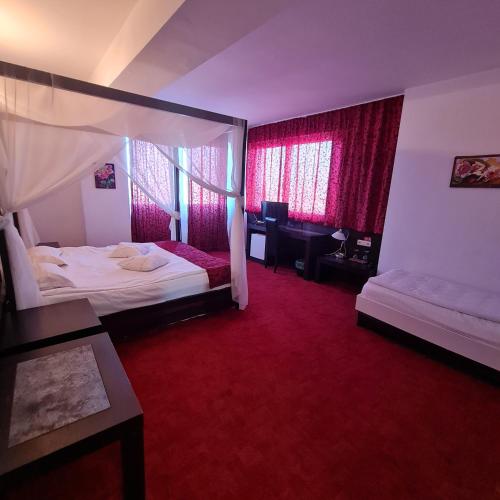 1 king bed, 1 twin bed