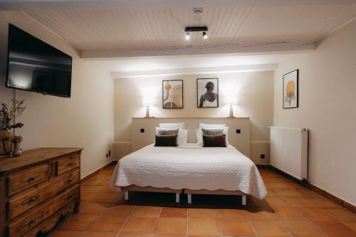 1 queen bed, 1 sofa bed