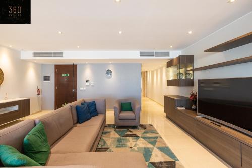 Seafront, Designer APT with Private Terrace & WIFI by 360 Estates, Pietà (фото 8)