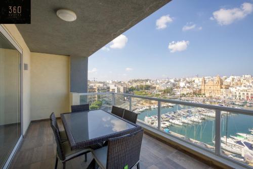 Seafront, Designer APT with Private Terrace & WIFI by 360 Estates, Pietà (фото 2)
