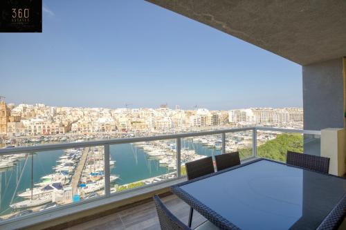Seafront, Designer APT with Private Terrace & WIFI by 360 Estates, Pietà (фото 3)