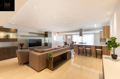 Seafront, Designer APT with Private Terrace & WIFI by 360 Estates, Pietà (фото 10)