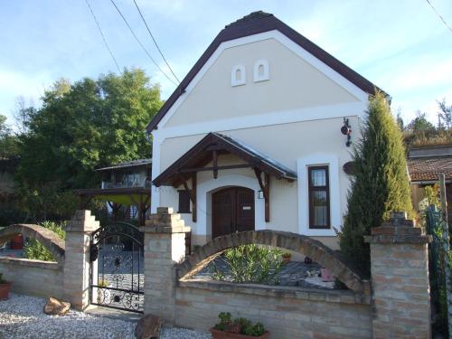  Nánaháza, Unterkunft in Alsónána