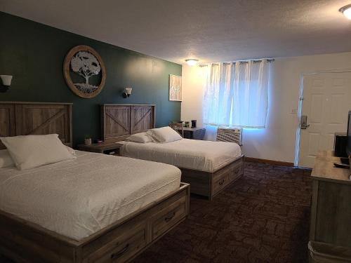 2 queen beds