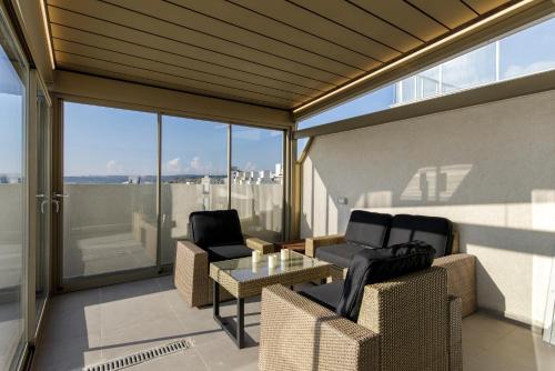 Modern 2 BR Penthouse with Huge Terrace and Sea Views - 2 mins from sea - Qawra