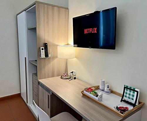 Deluxe King Room image 8