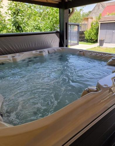 熱水浴缸, Nalan Johannisien, Maison piscine chauffée-Spa, Paris CDG-Disney (Nalan Johannisien, Maison piscine chauffee-Spa, Paris CDG-Disney) in 勒普萊西呂扎爾舍