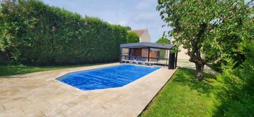 Swimming pool, *Maison piscine chauffee, Spa* Paris-CDG-Disney in Le Plessis Luzarches