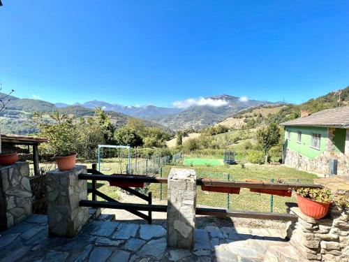 Casa con 2 dormitorios, chimenea, jardin y vista a la montaña