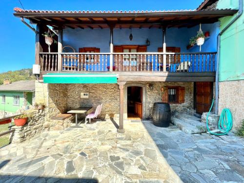 Casa con 2 dormitorios, chimenea, jardin y vista a la montaña