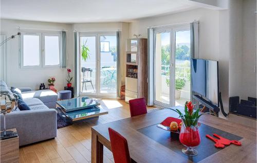 Amazing apartment in Triel-sur-Seine with 2 Bedrooms and WiFi in Triel-Sur-Seine