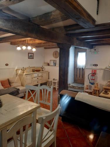 Cabaña Pasiega La Quemada (Cabana Pasiega La Quemada) in Vega de Pas