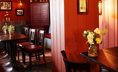 Red Lion Hotel in Clovelly Town Center