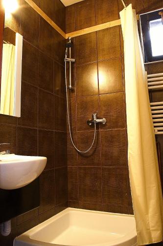 Avalon Rooms - image 4